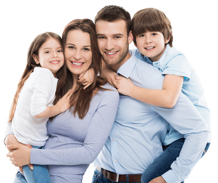 Família abraçada e sorrindo